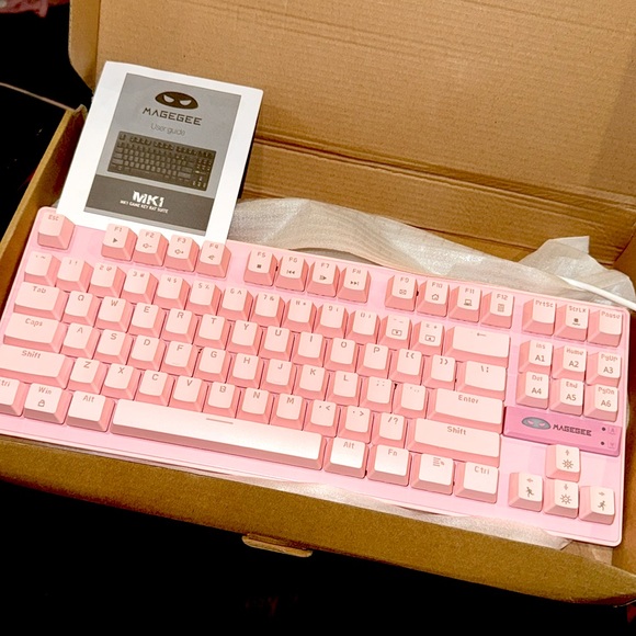 NEW Baby pink mechanical gaming keyboard - Picture 1 of 2